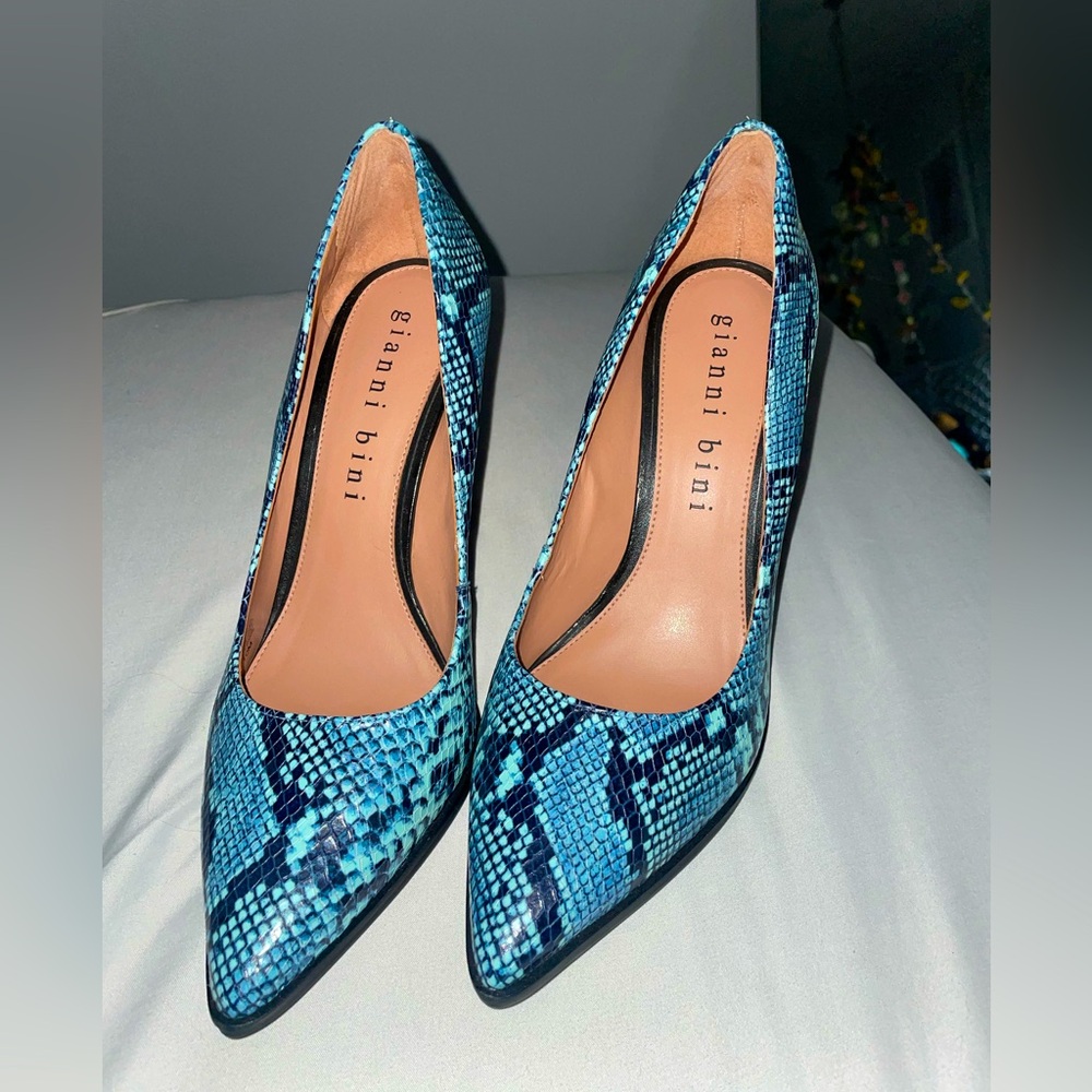 Gianni Bini heels /snake print blue